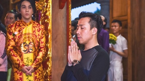 Tran Thanh va dan sao Viet tap nap cung To tai den tho cua Hoai Linh hinh anh