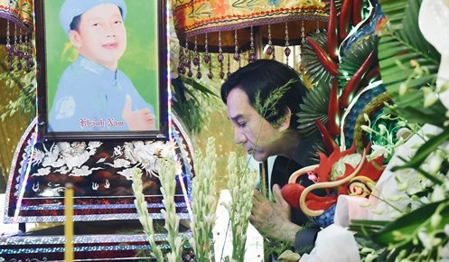 Kim Tu Long, Le Khanh toi vieng nghe si Khanh Nam truoc ngay dua tien hinh anh