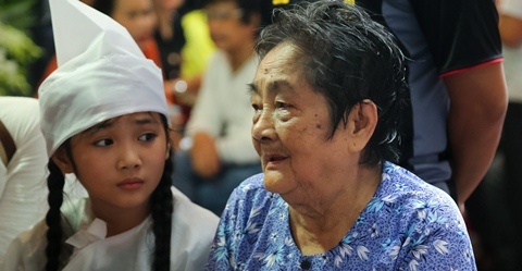 Me nghe si Khanh Nam 3 lan ngat trong dam tang con trai hinh anh