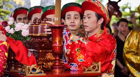 Hoai Linh tat bat trong ngay cung To san khau tai den tho hinh anh