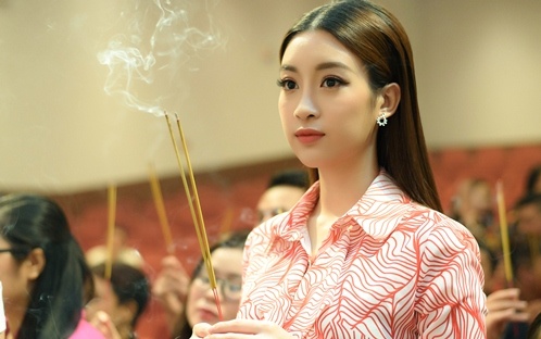 Hoa hau Do My Linh di cung To tai san khau Trinh Kim Chi hinh anh