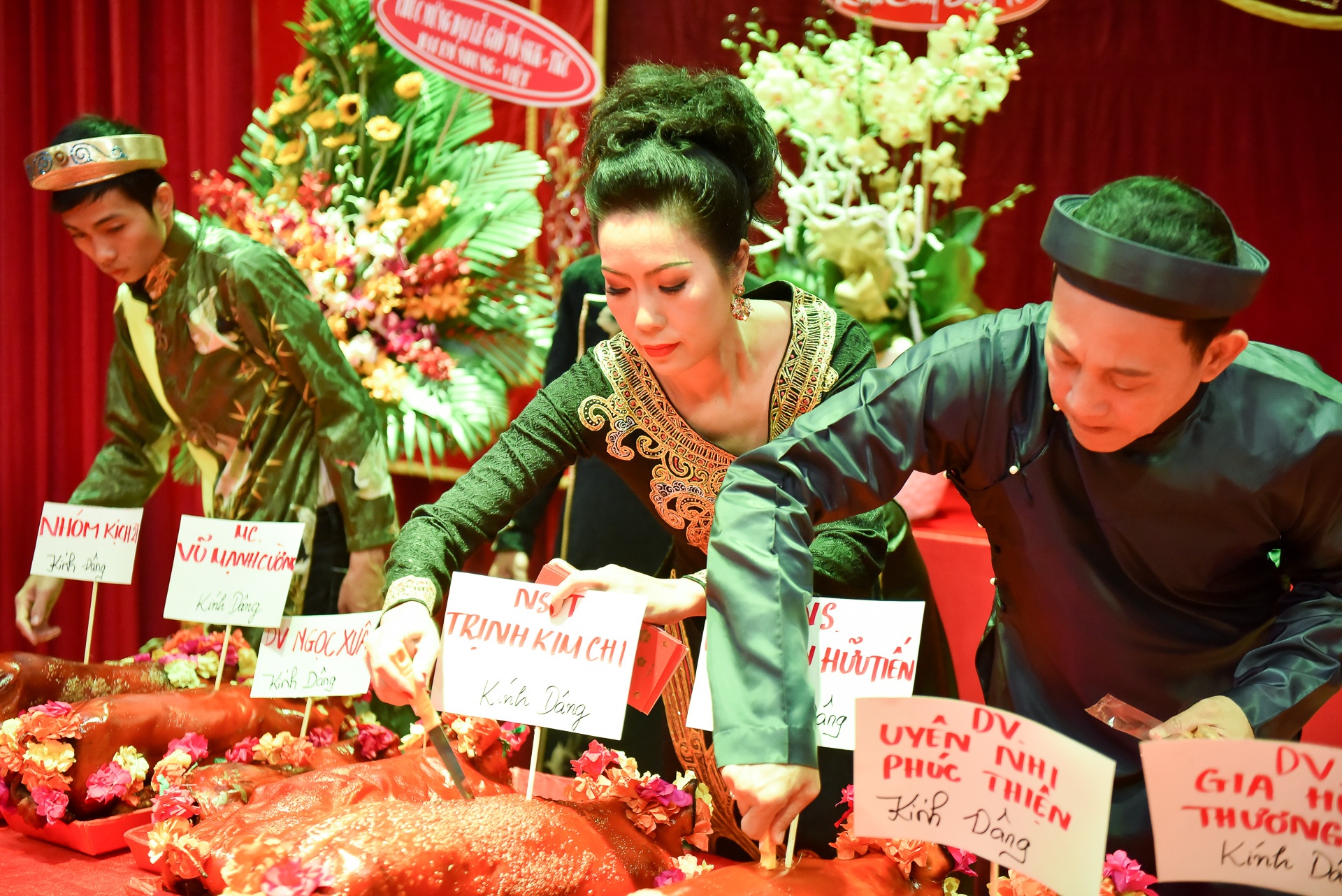 Hoa hau Do My Linh di gio To nghe anh 1