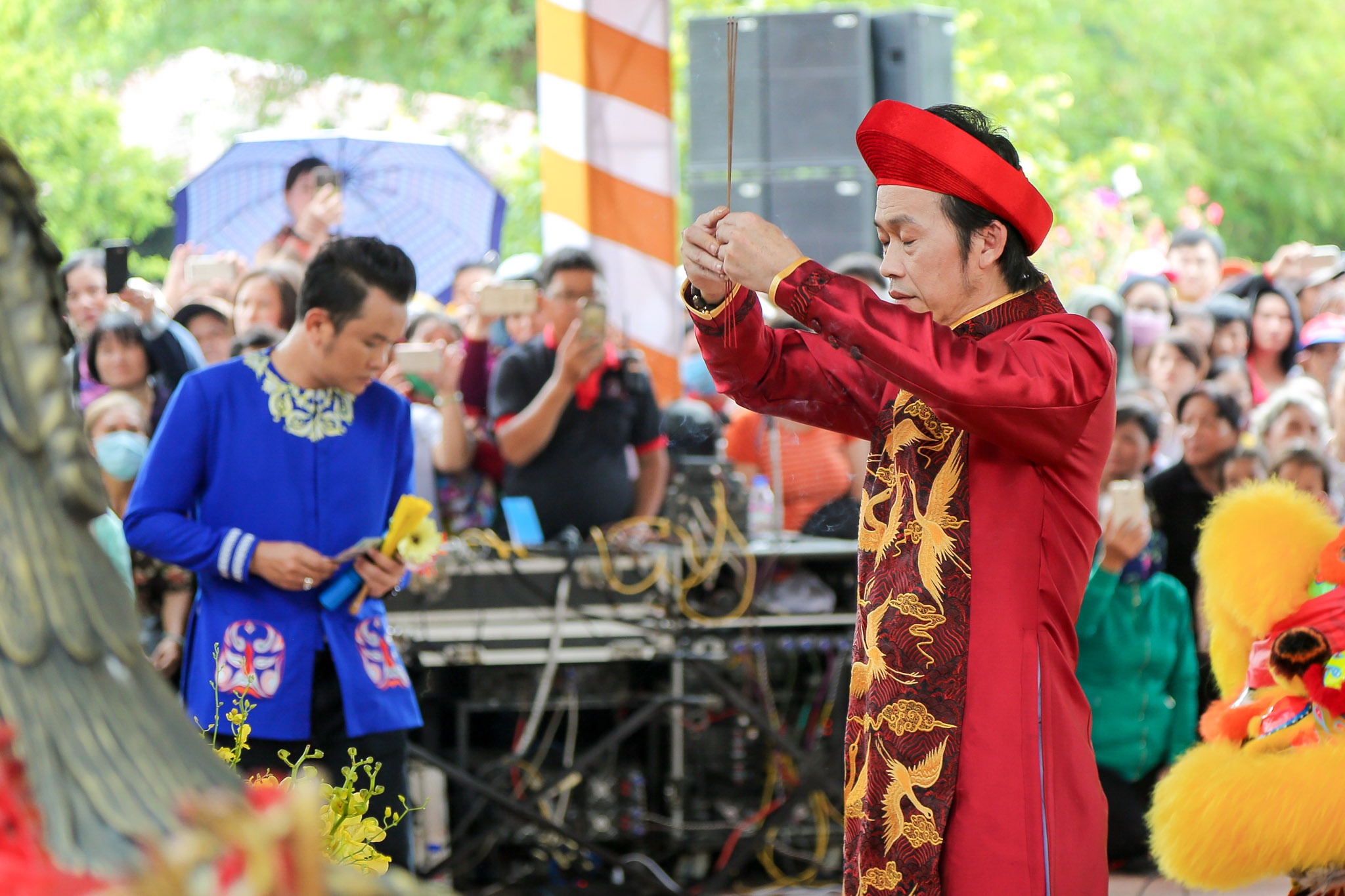 Dan sao Viet va hang nghin khan gia ve den tho cua Hoai Linh cung To hinh anh