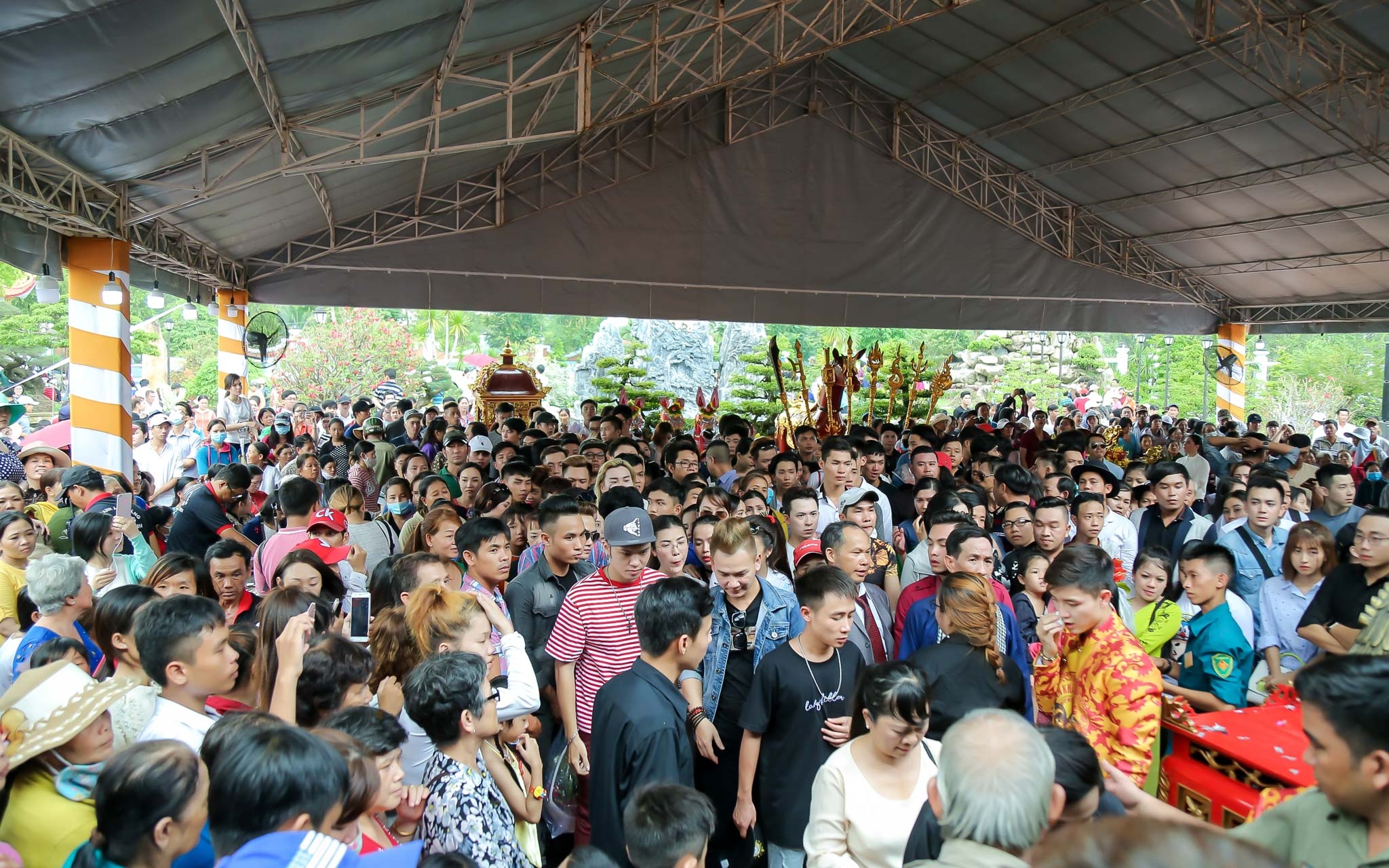 Sao Viet du gio To san khau o den tho cua Hoai Lin anh 14