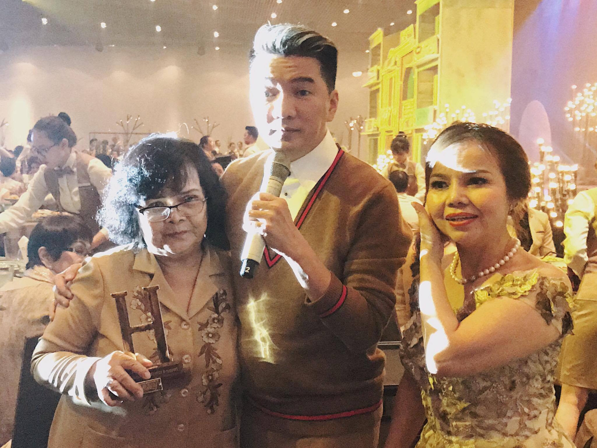 Me Mr. Dam nhan con trai: 'Nhung gi khong phai, bo qua cho me nha' hinh anh