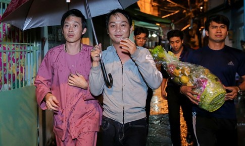 Hoai Linh den vieng dien vien hai Khanh Nam giua dem mua hinh anh