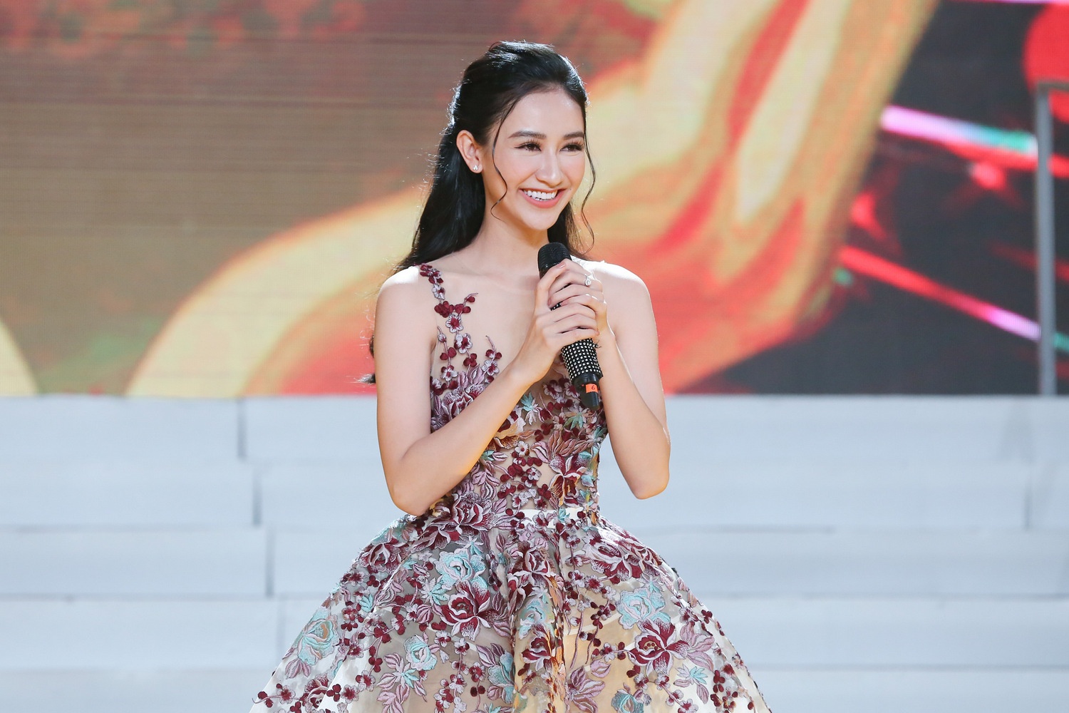 Thanh Thức bị Nam Thư xé áo ảnh 1 Thanh Thuc bi Nam Thu xe ao anh 1