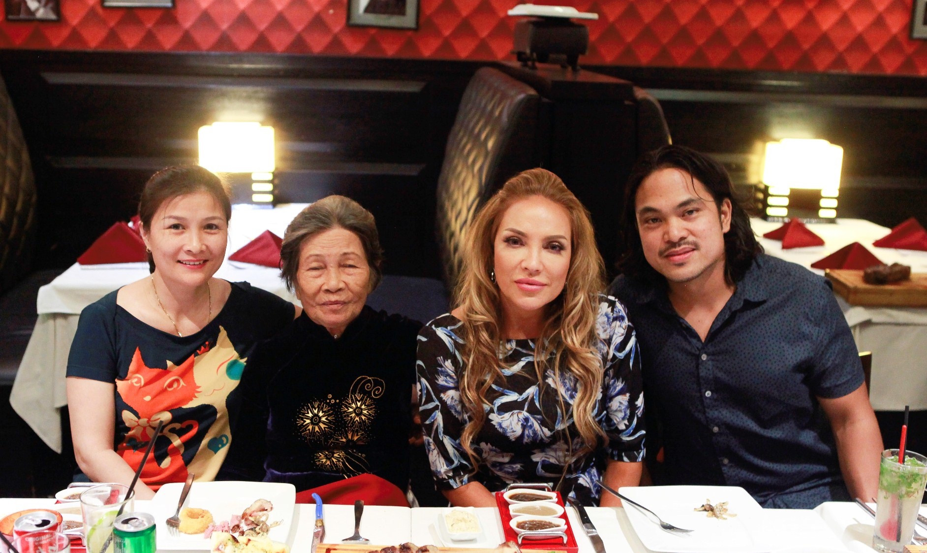 Thanh Hà đưa mẹ ruột đi ăn tối ảnh 1 Thanh Ha dua me ruot di an toi anh 1