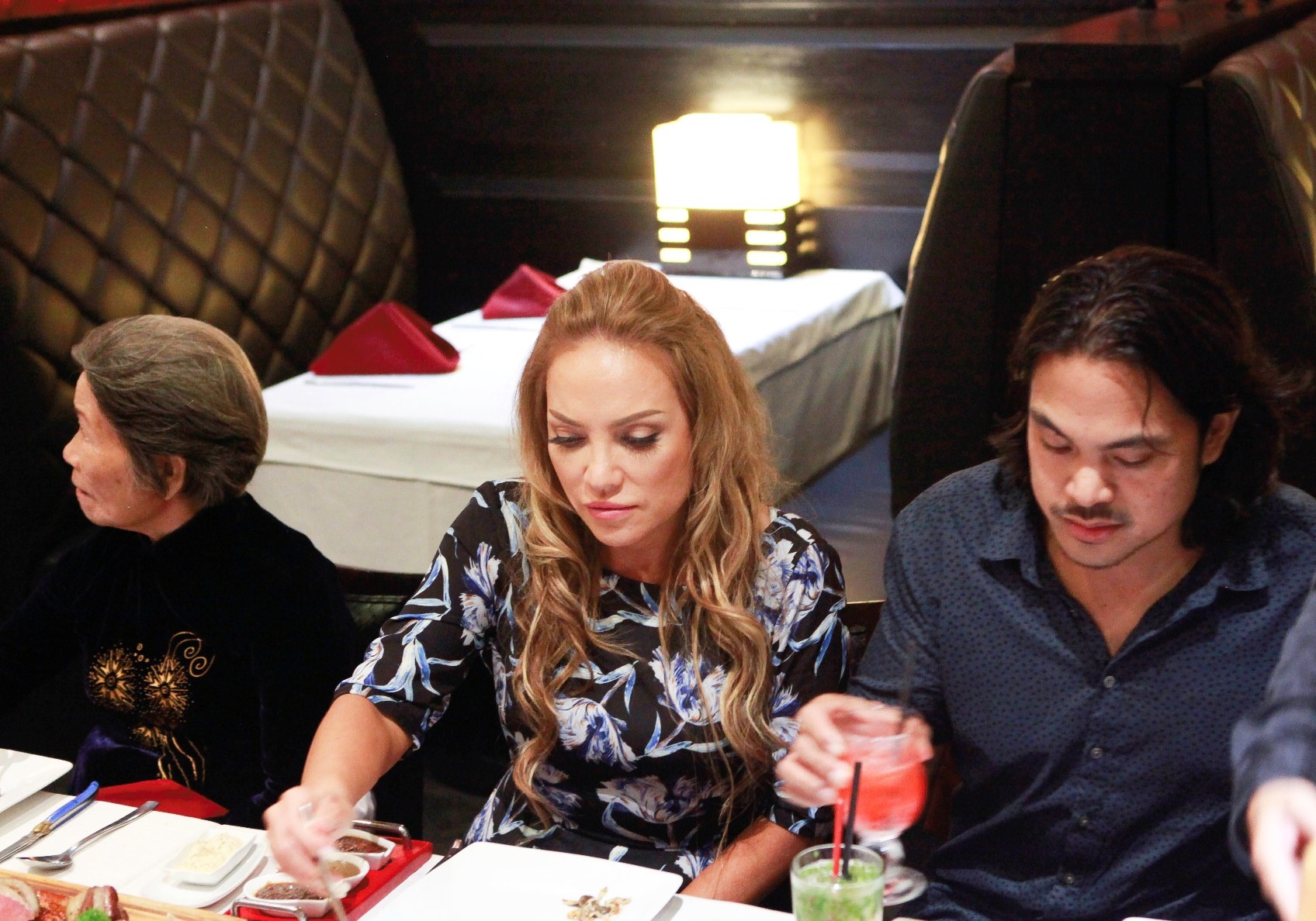 Thanh Hà đưa mẹ ruột đi ăn tối ảnh 2 Thanh Ha dua me ruot di an toi anh 2