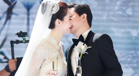 Hoa hau Dang Thu Thao va chong ngot ngao trong le cuoi co tich hinh anh