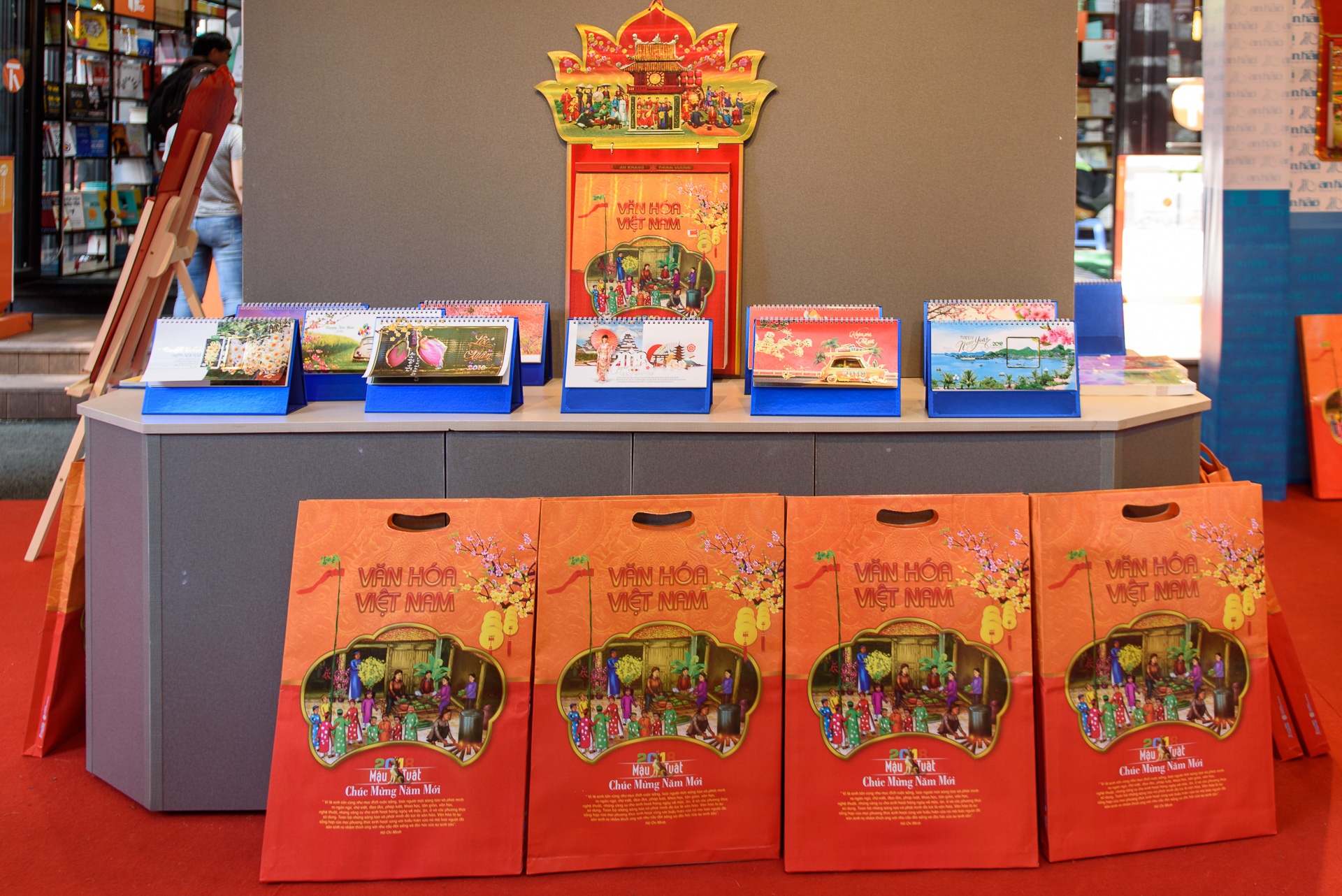 Trien lam lich tai duong sach anh 6