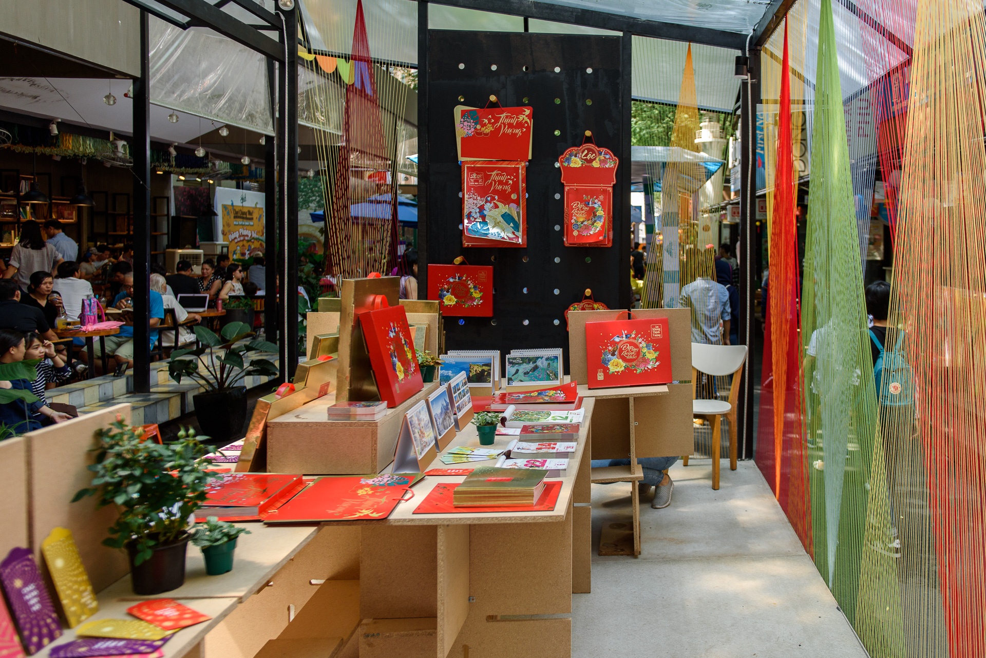 Trien lam lich tai duong sach anh 4