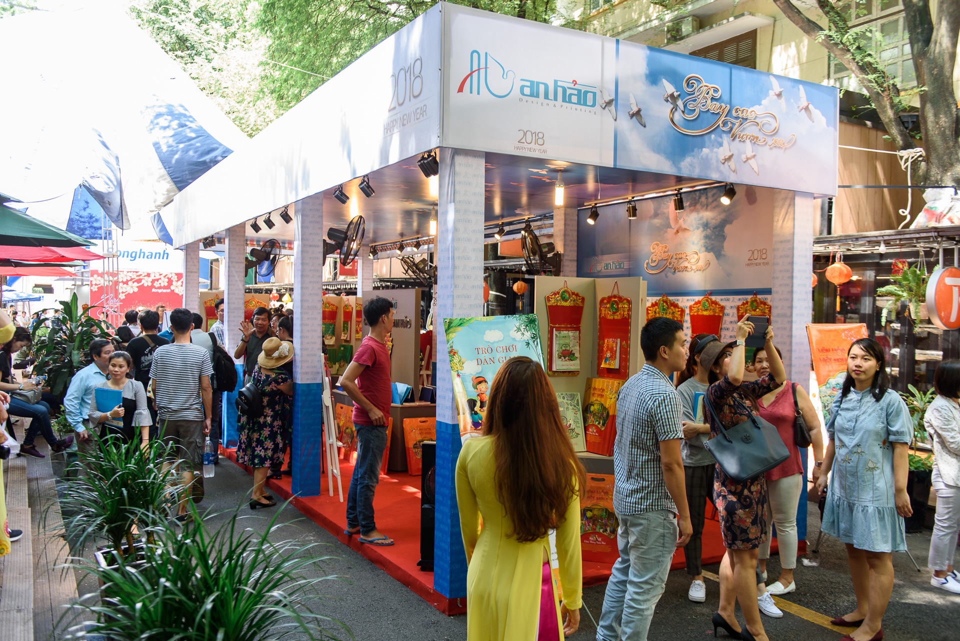 Trien lam lich tai duong sach anh 7