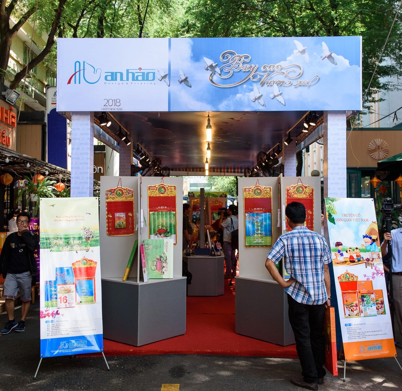 Trien lam lich tai duong sach anh 1