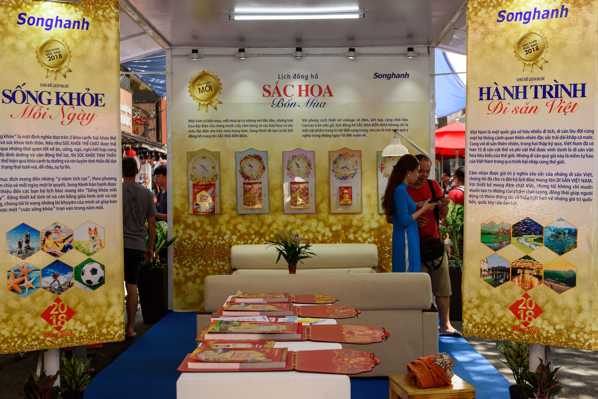 Trien lam lich tai duong sach anh 8