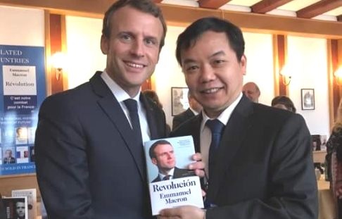 Tong thong Phap gap go nha xuat ban Viet Nam hinh anh