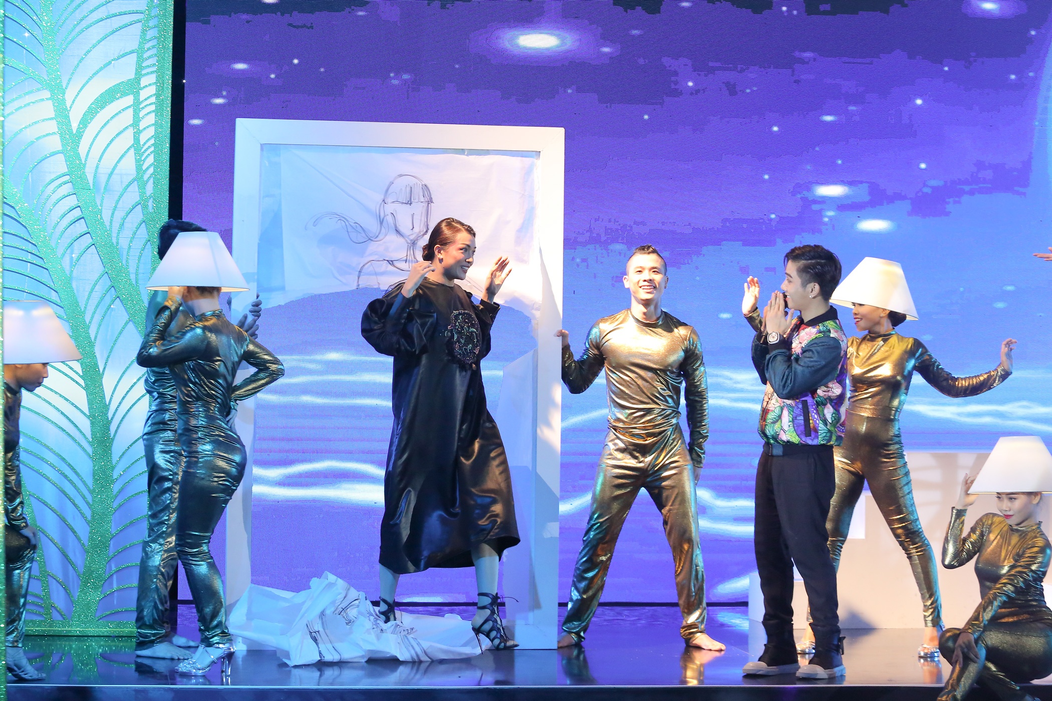 Nam Em hát Dạ cổ hoài lang trong show diễn ảnh 6 Nam Em hat Da co hoai lang trong show dien anh 6