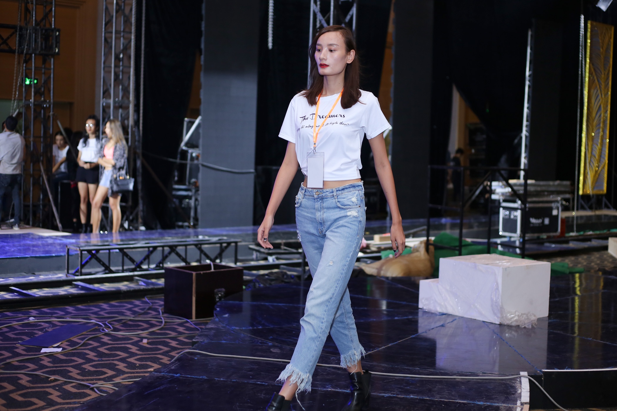 Le Thuy tap trong show thoi trang anh 2