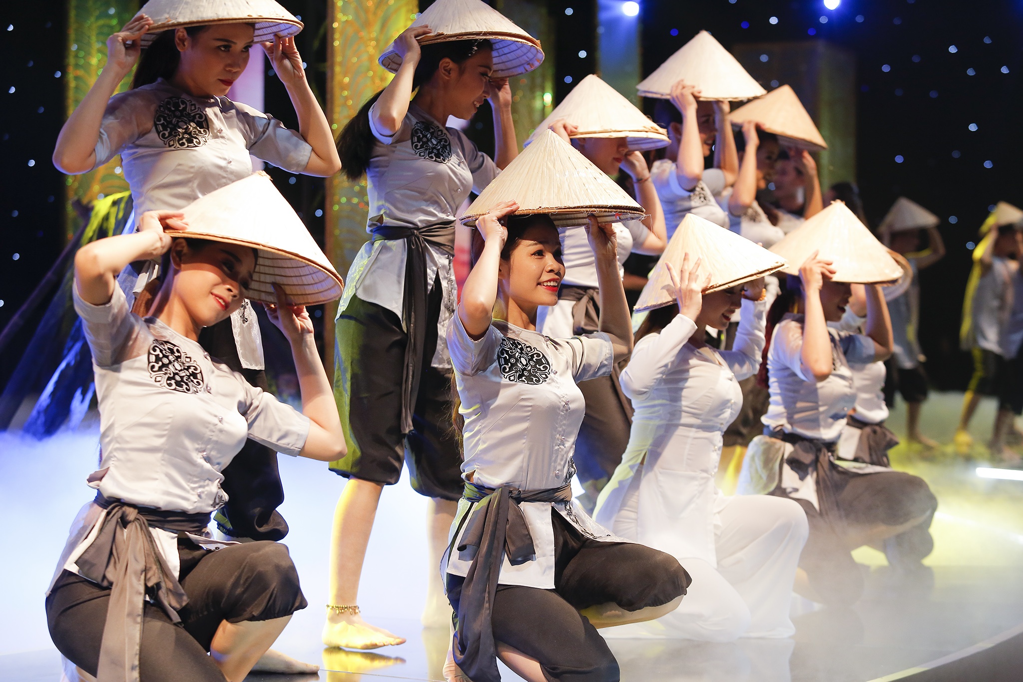 Nam Em hat Da co hoai lang trong show dien anh 7