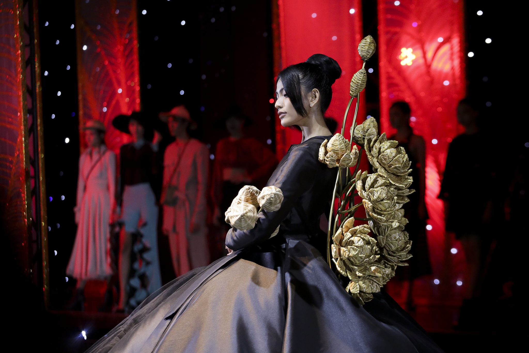 Nam Em hát Dạ cổ hoài lang trong show diễn ảnh 5 Nam Em hat Da co hoai lang trong show dien anh 5