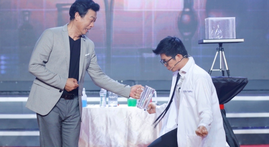 Man ao thuat cua thi sinh Nguyen Phuong voi su ho tro cua giam khao hinh anh