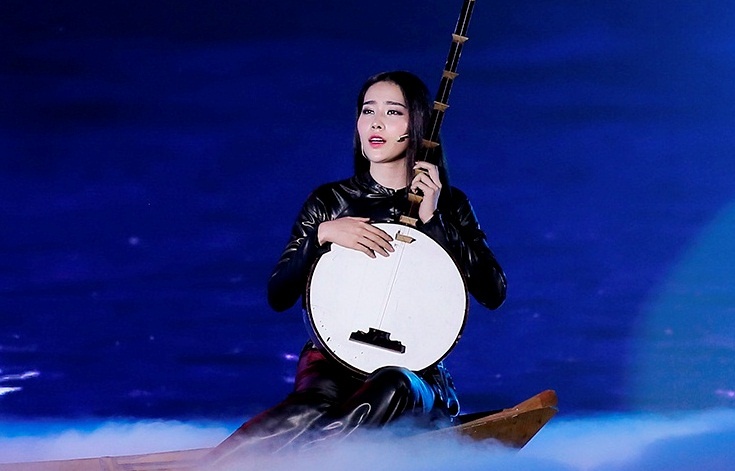 Nam Em di thuyen, hat 'Da co hoai lang' trong show thoi trang hinh anh