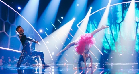 Co be 9 tuoi tro thanh quan quan Than dong am nhac mua dau tien hinh anh