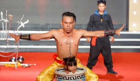 Nghe si xiec Viet bao lan nuot kiem trao mau va 200 lan nhap vien hinh anh