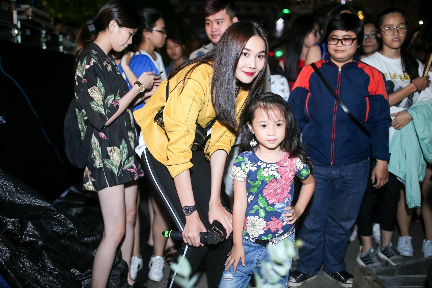 Thanh Hang 'doi mua' tap catwalk cho cac em nho tren pho di bo hinh anh