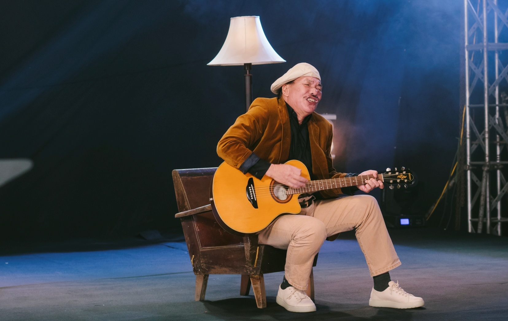 Nhung dua con mat troi - Nhac si Tran Tien hinh anh