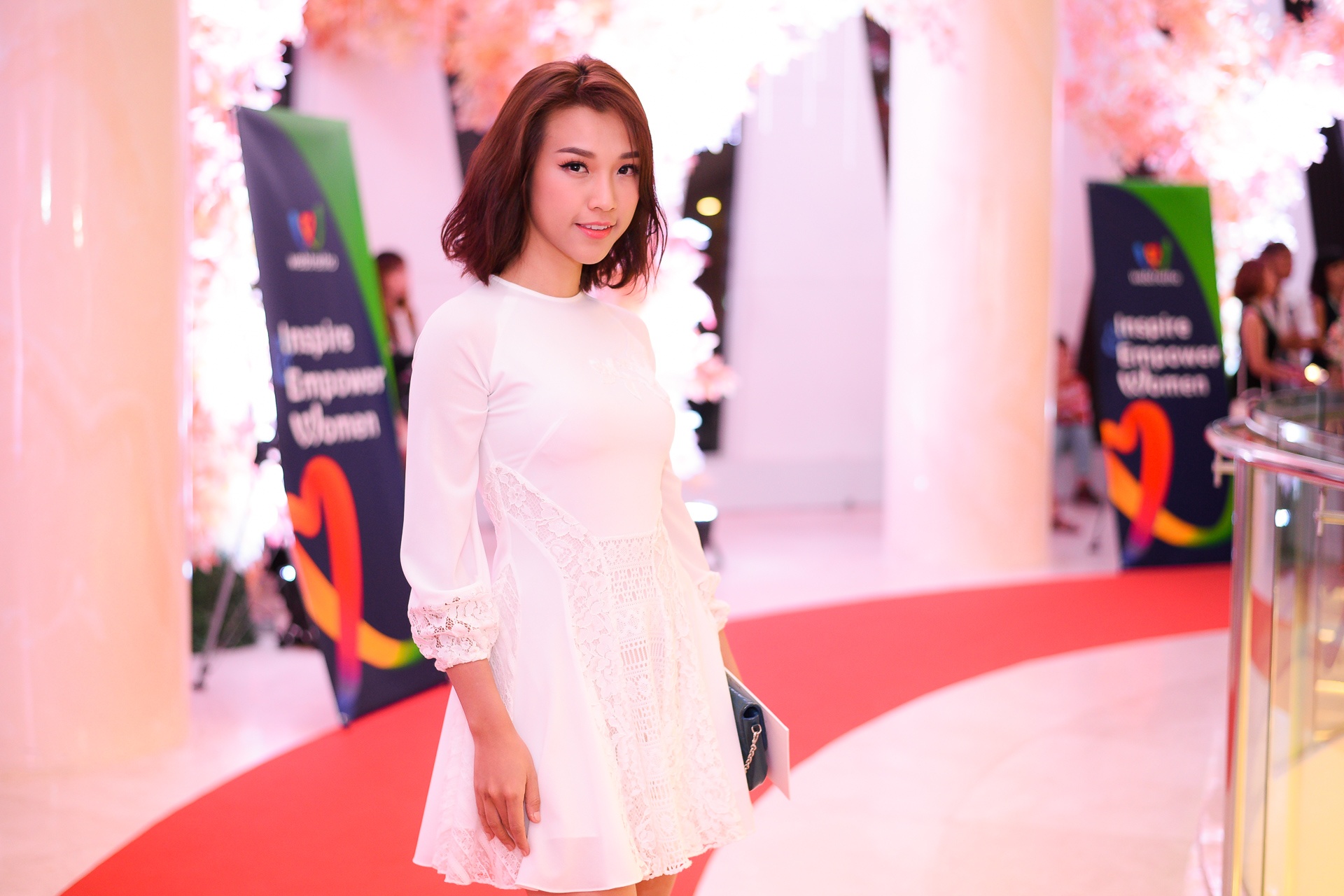 Thuy Tien do nhan sac voi Thanh Hang anh 5