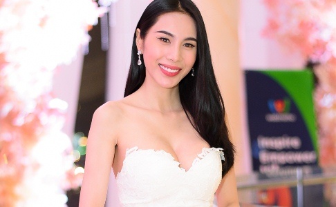 Thuy Tien, Thanh Hang khoe sac tren tham do hinh anh