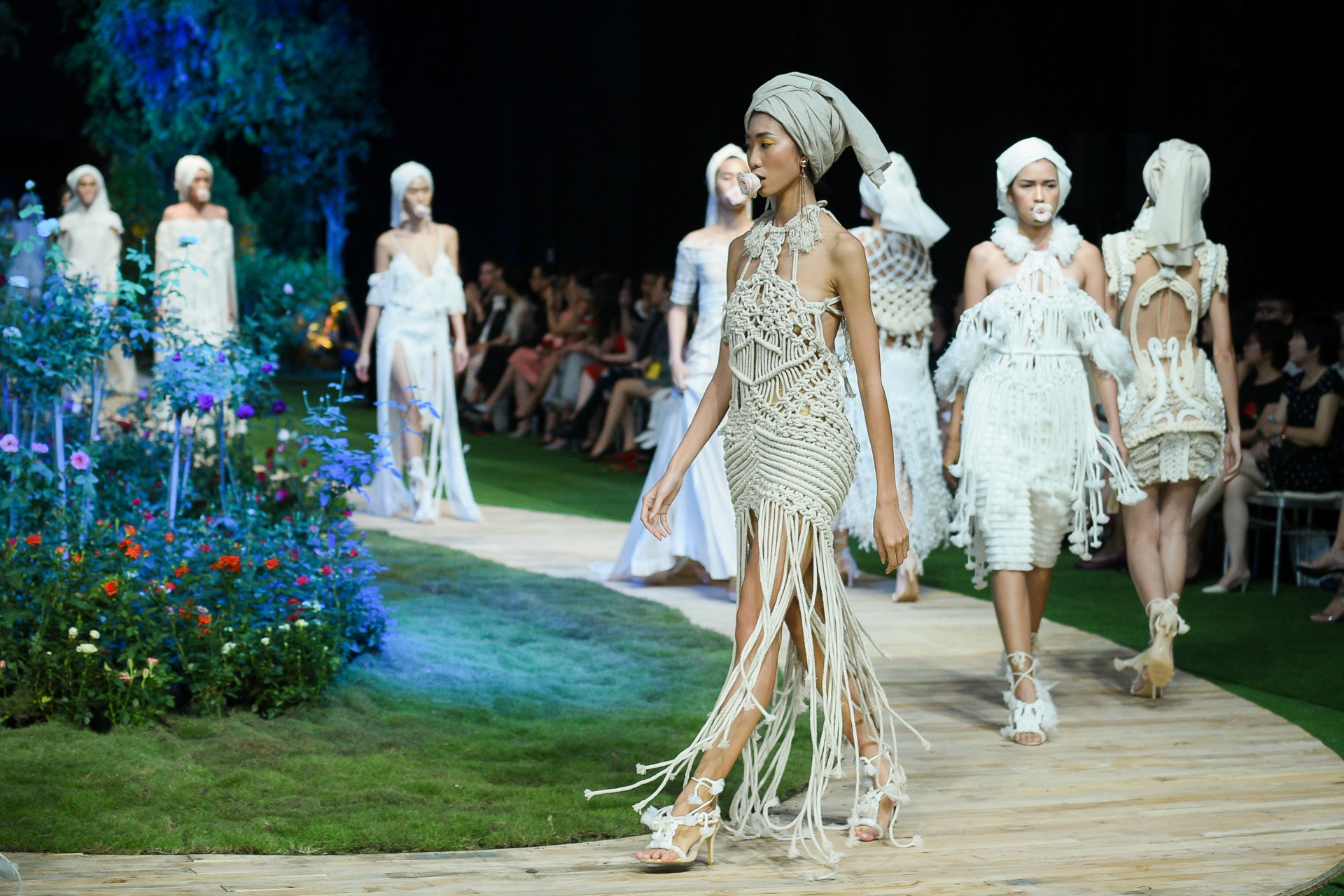 Thuy Tien do nhan sac voi Thanh Hang anh 13