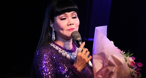 Ngoc Huyen khoc trong dem nhac dau tien o TP.HCM sau 15 nam hinh anh