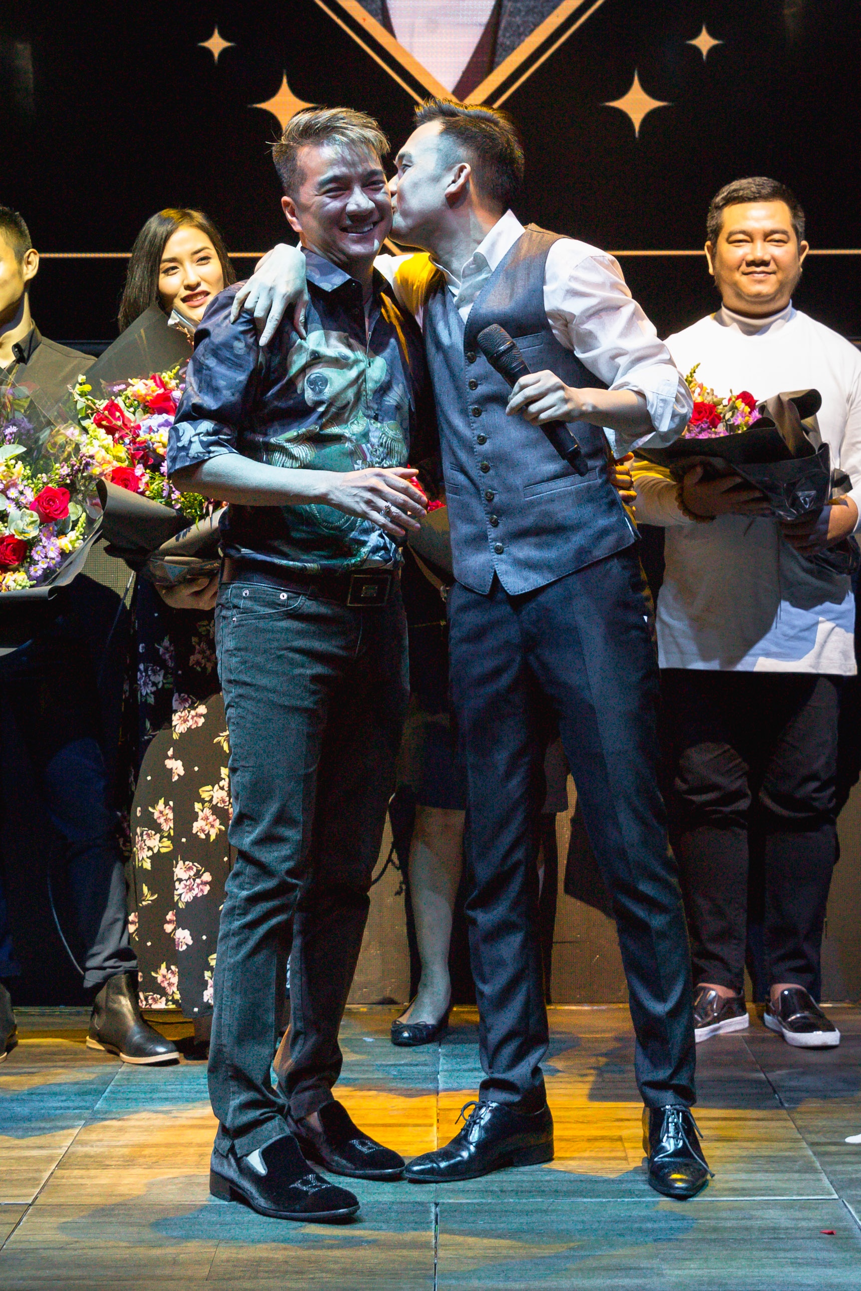 Duong Trieu Vu hon Dam Vinh Hung o su kien anh 3