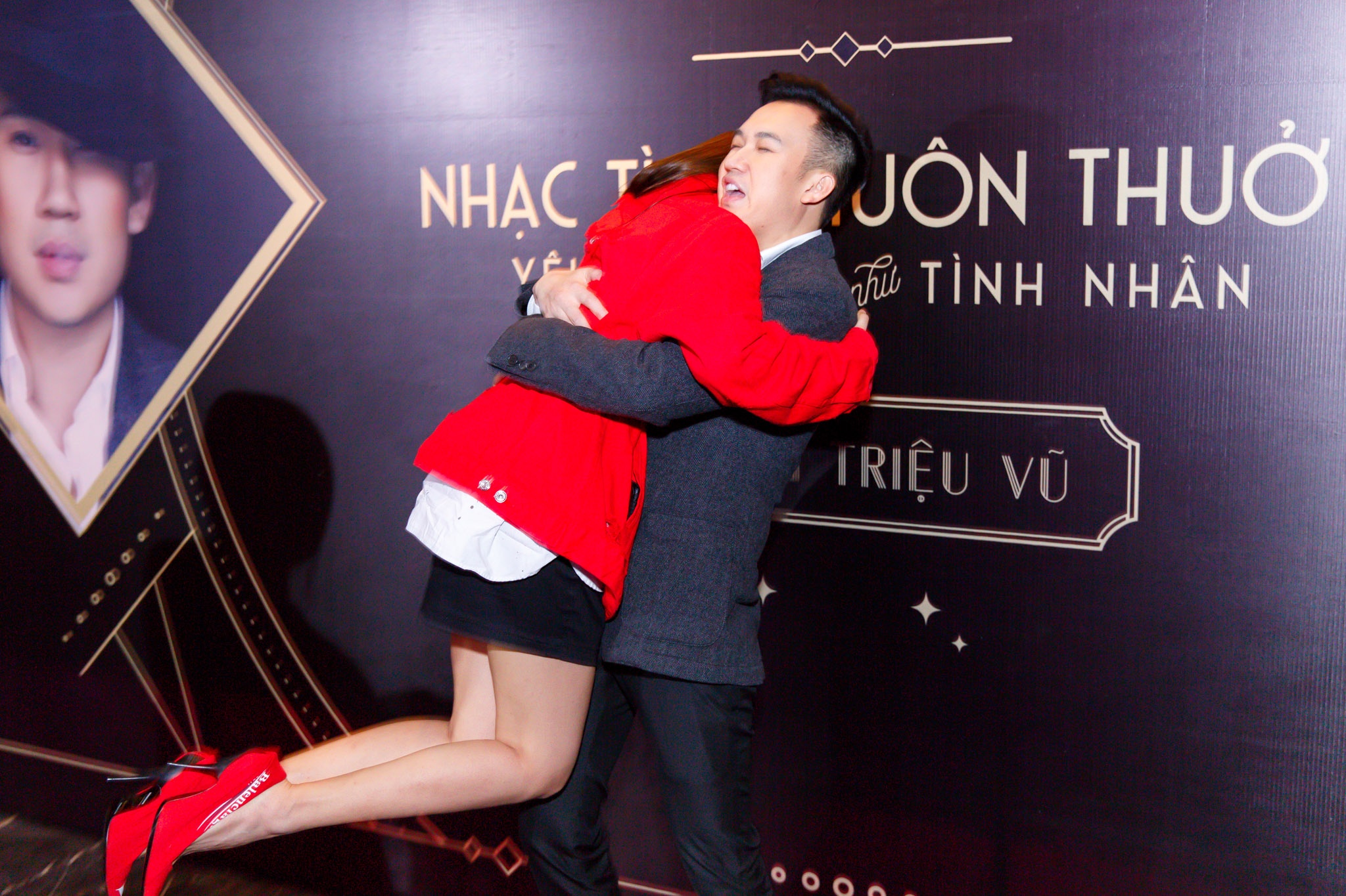 Duong Trieu Vu hon Dam Vinh Hung o su kien anh 7