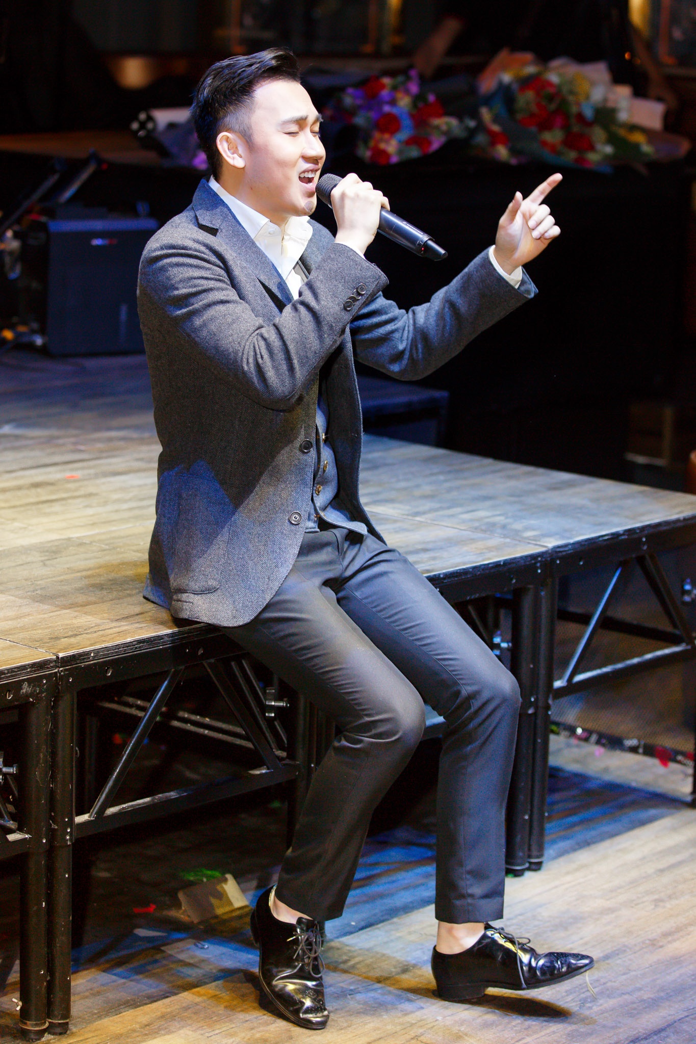 Duong Trieu Vu hon Dam Vinh Hung o su kien anh 5