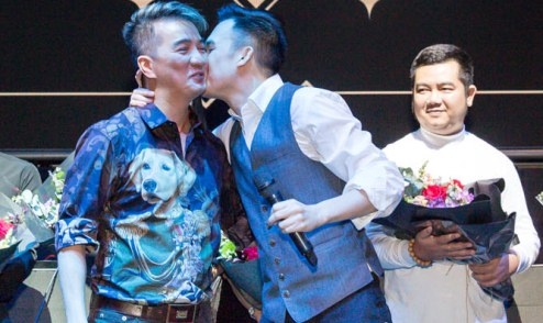 Duong Trieu Vu hon Dam Vinh Hung o su kien hinh anh