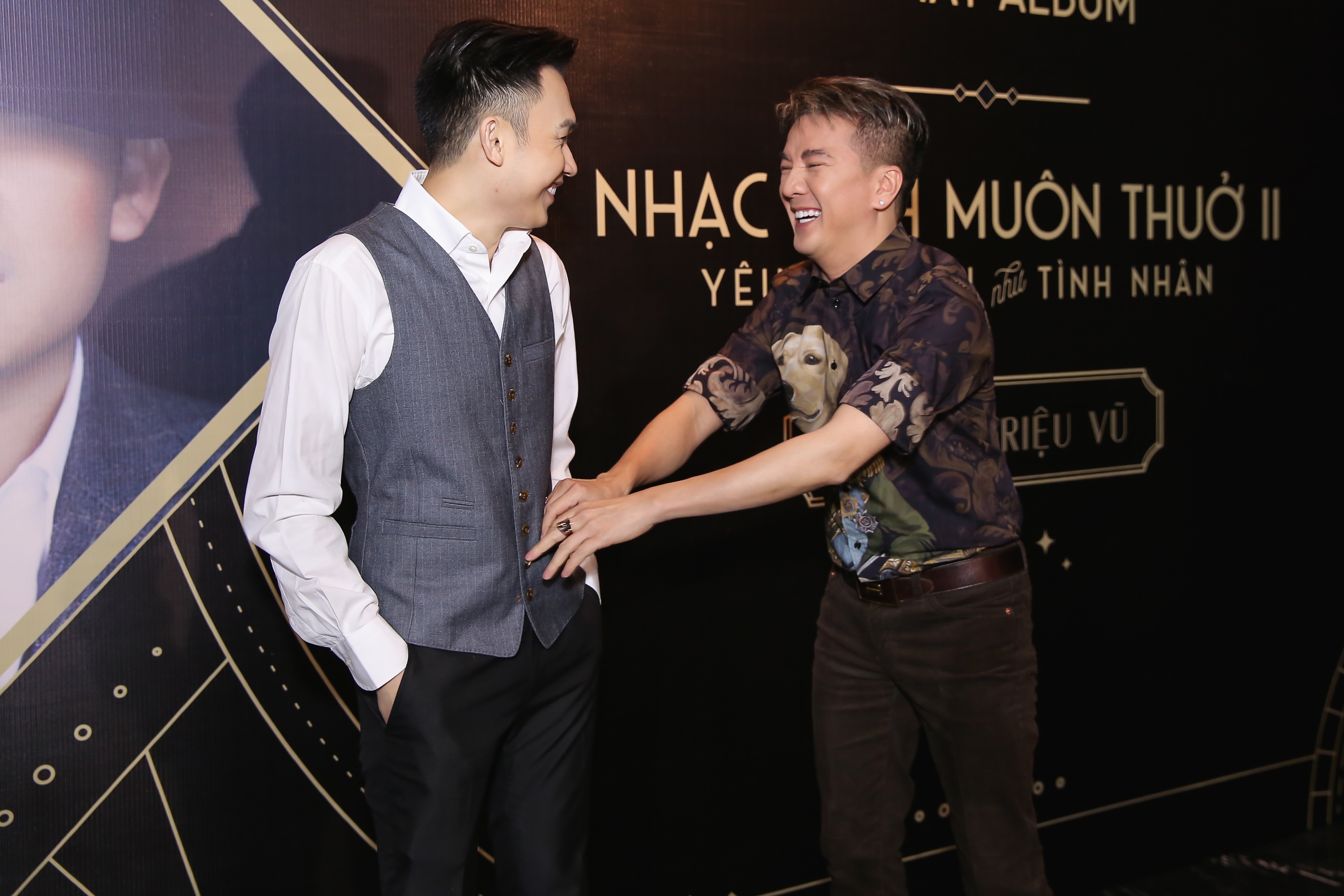 Duong Trieu Vu hon Dam Vinh Hung o su kien anh 1