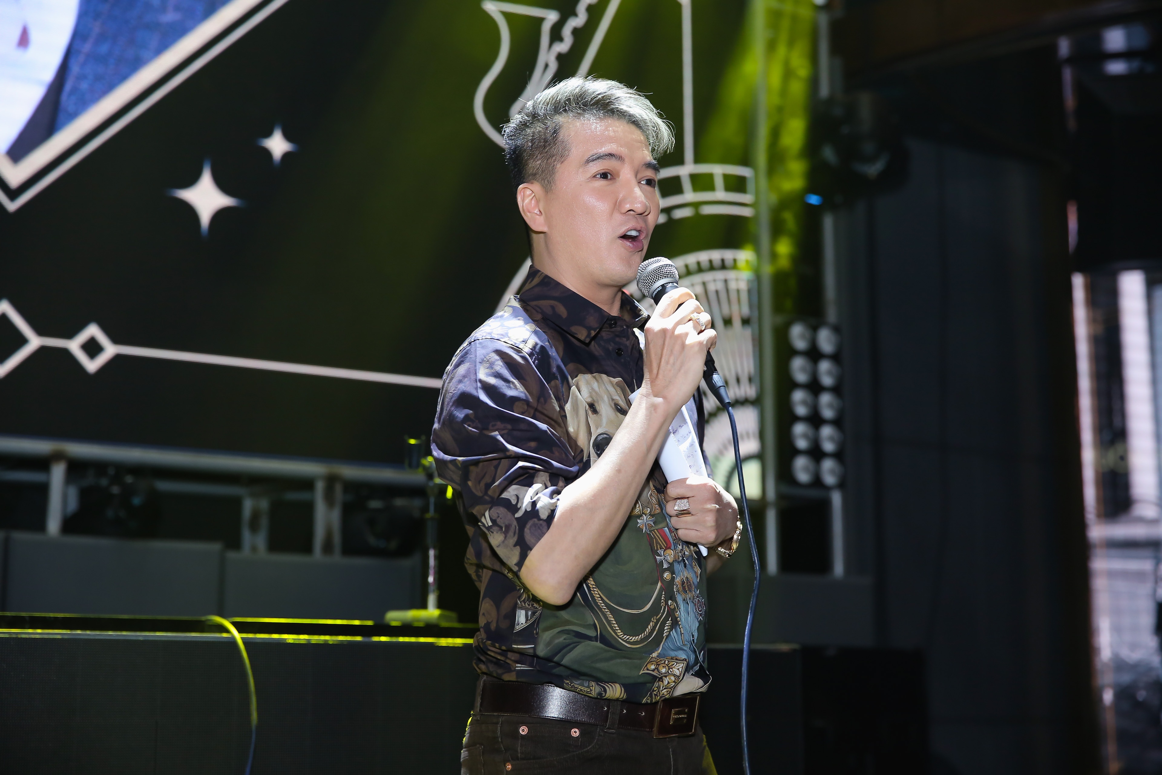 Duong Trieu Vu hon Dam Vinh Hung o su kien anh 4