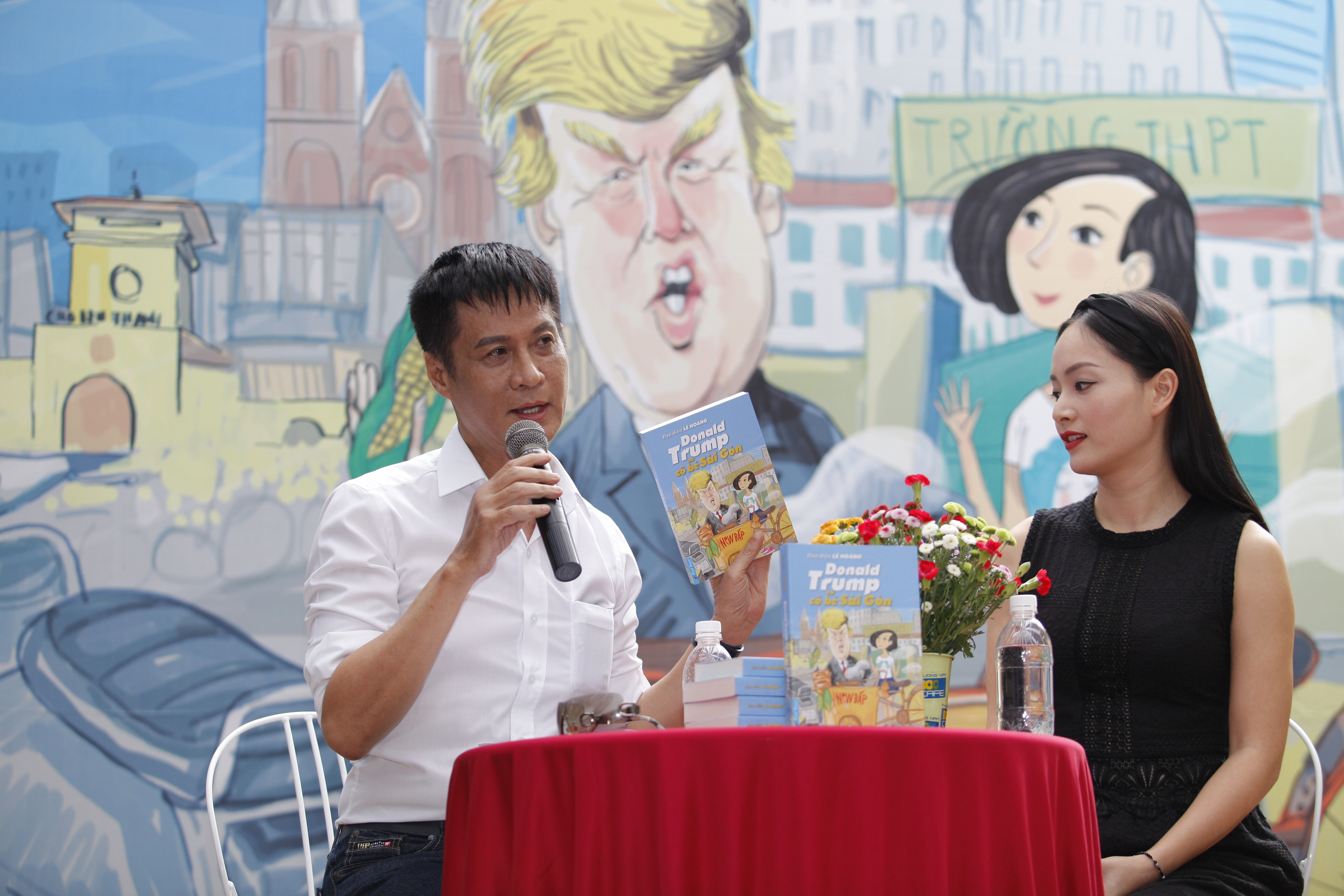 Lan Phuong che Le Hoang viet sach phi ly anh 1