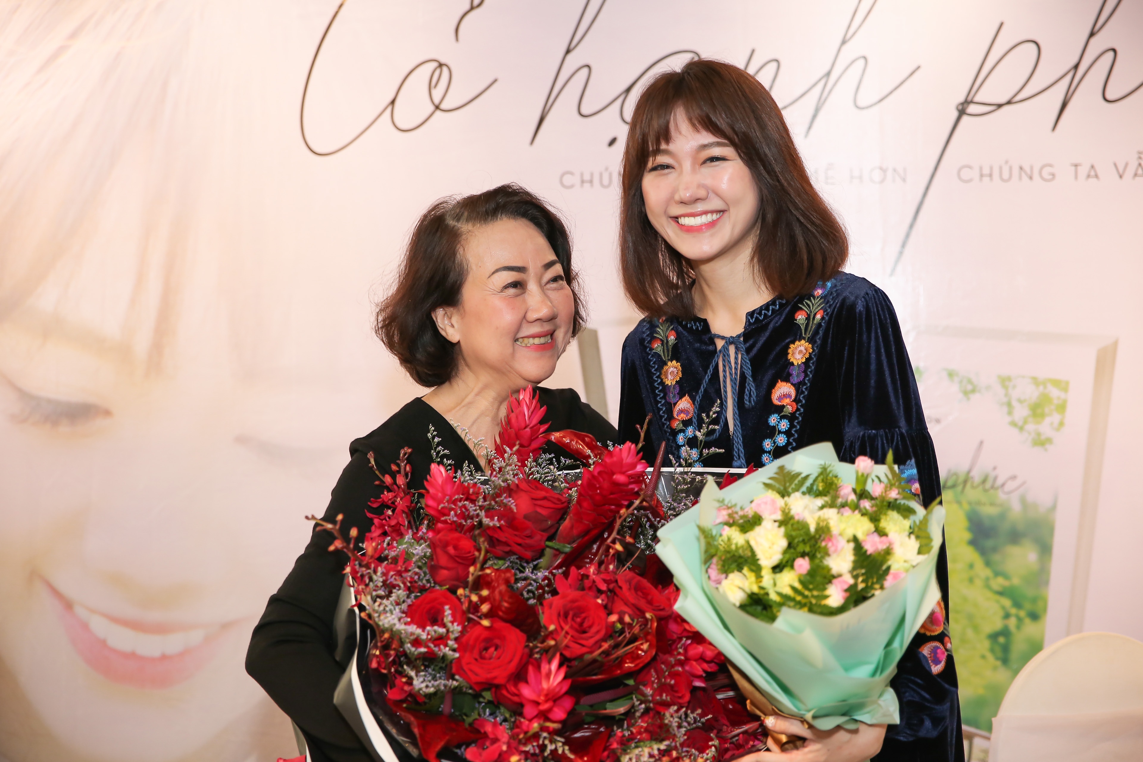 Hari Won khoc trong ngay ra mat sach anh 1