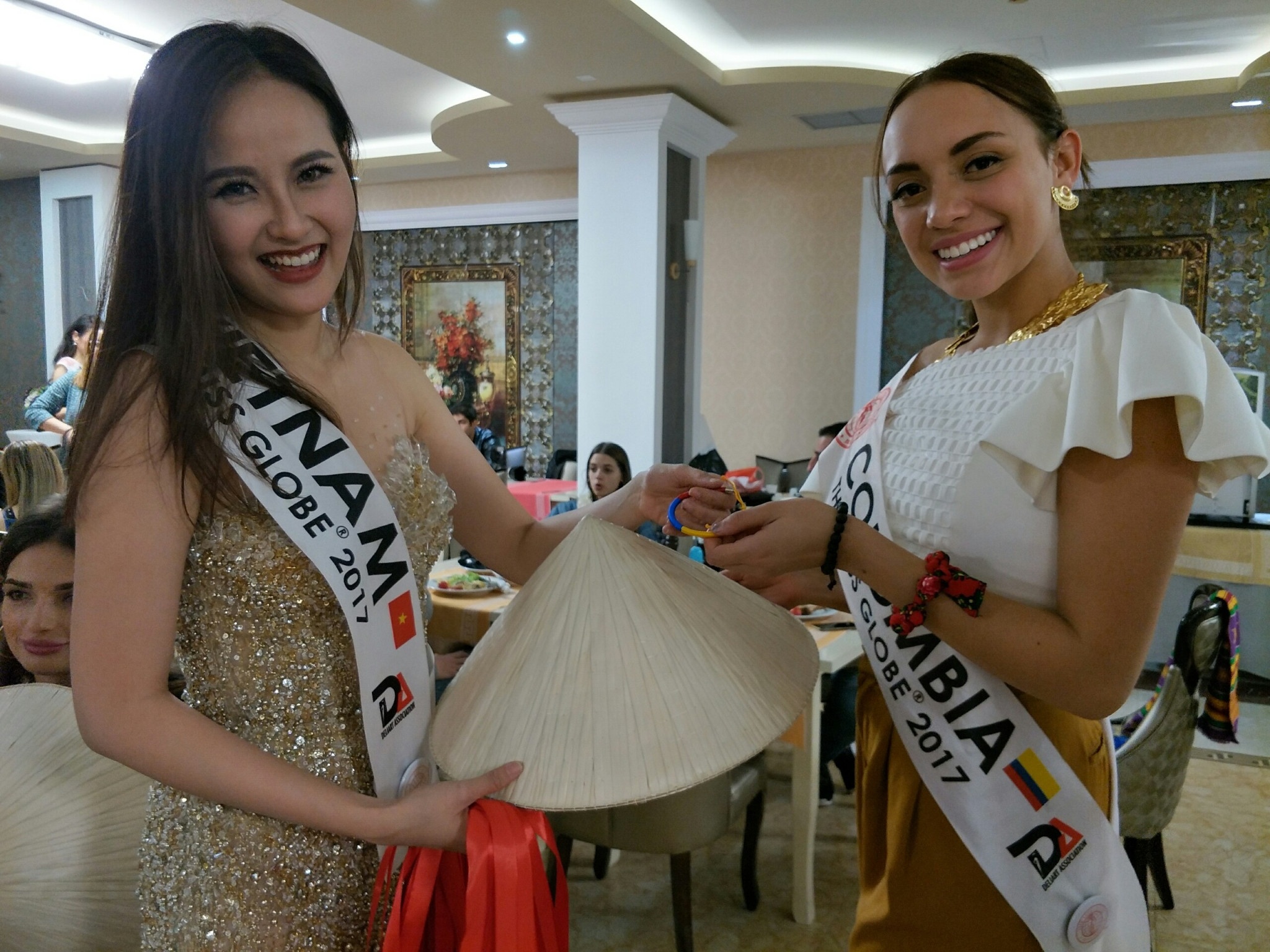 Khanh Ngan tang non la cac thi sinh o Miss Globe anh 2
