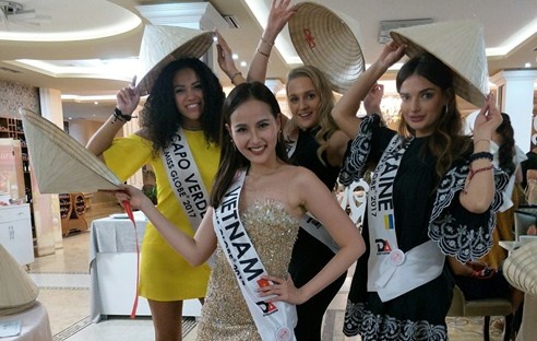 Khanh Ngan mang non la tang cac thi sinh Miss Globe 2017 hinh anh