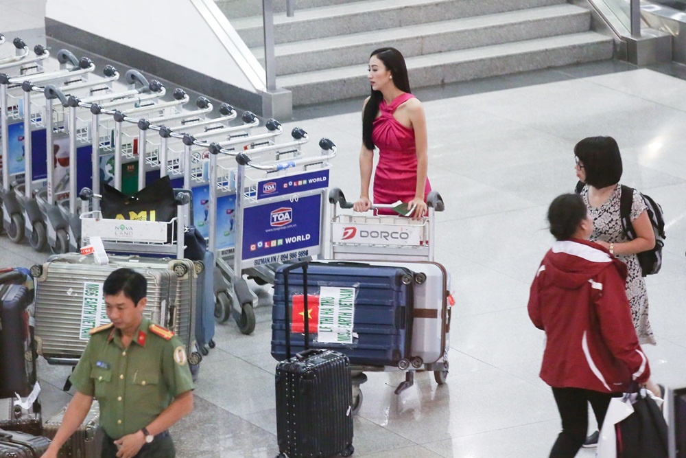 Hà Thu về nước sau khi thi Hoa hậu Trái đất ảnh 2 Ha Thu ve nuoc sau khi thi Hoa hau Trai dat anh 2