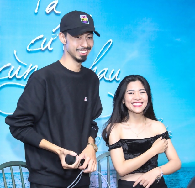 Rapper Den ra mat MV Ta cu di cung nhau anh 1