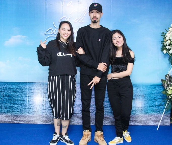 Rapper Den ra mat MV Ta cu di cung nhau anh 2