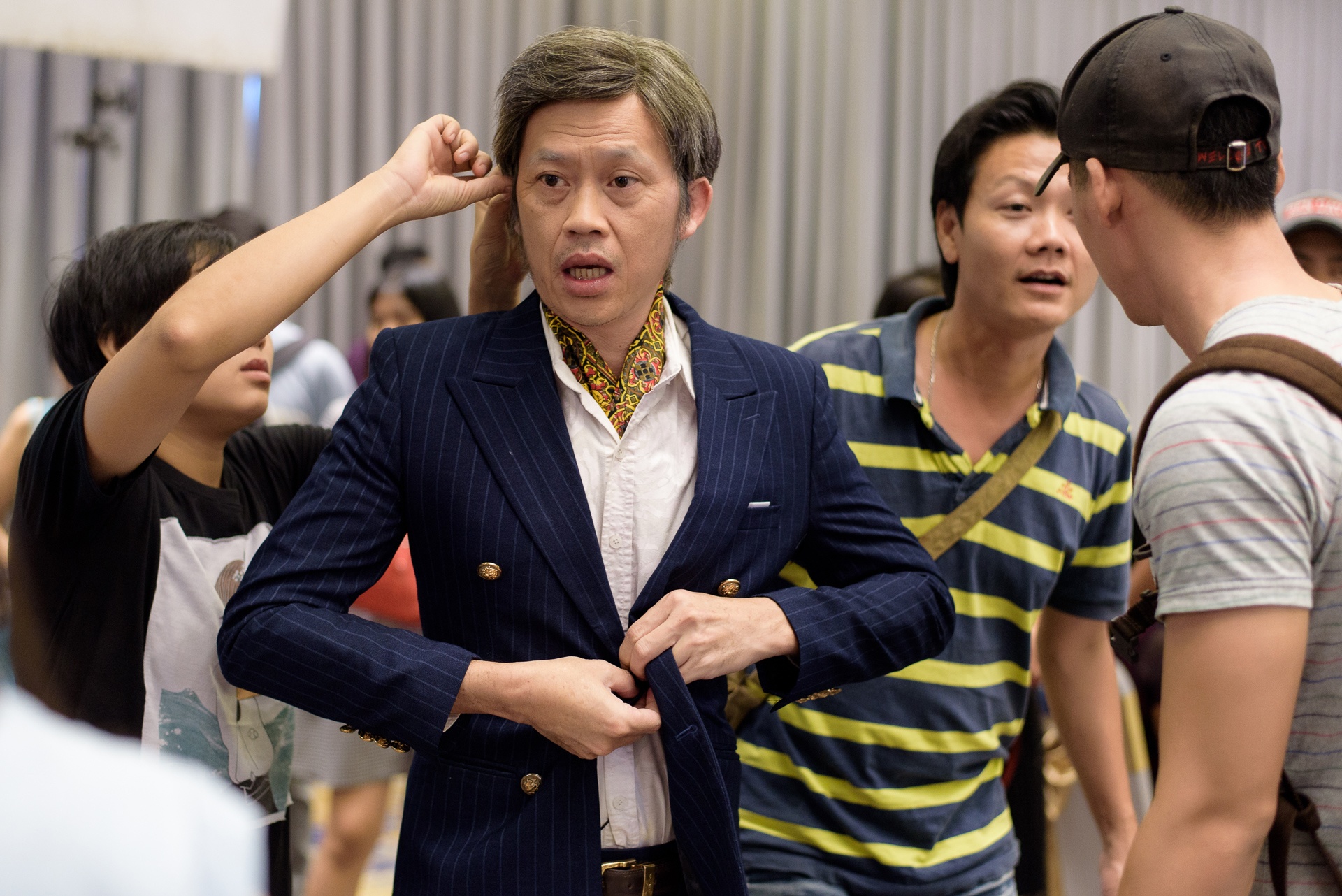 Một ngày của Hoài Linh trên phim trường ảnh 4 Mot ngay cua Hoai Linh tren phim truong anh 4