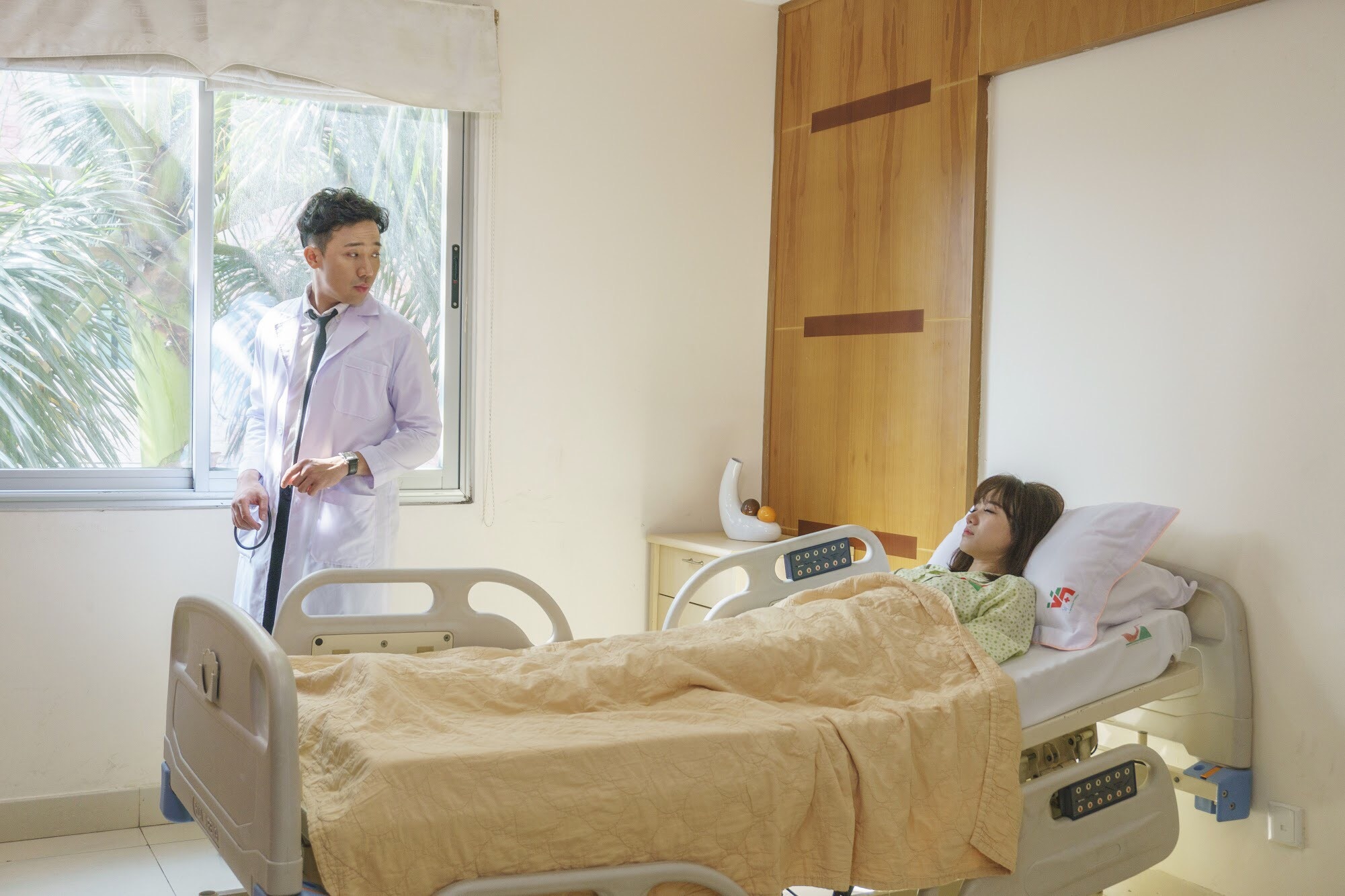 Tran Thanh lam bac si, cham soc Hari trong phim Thien Y. hinh anh