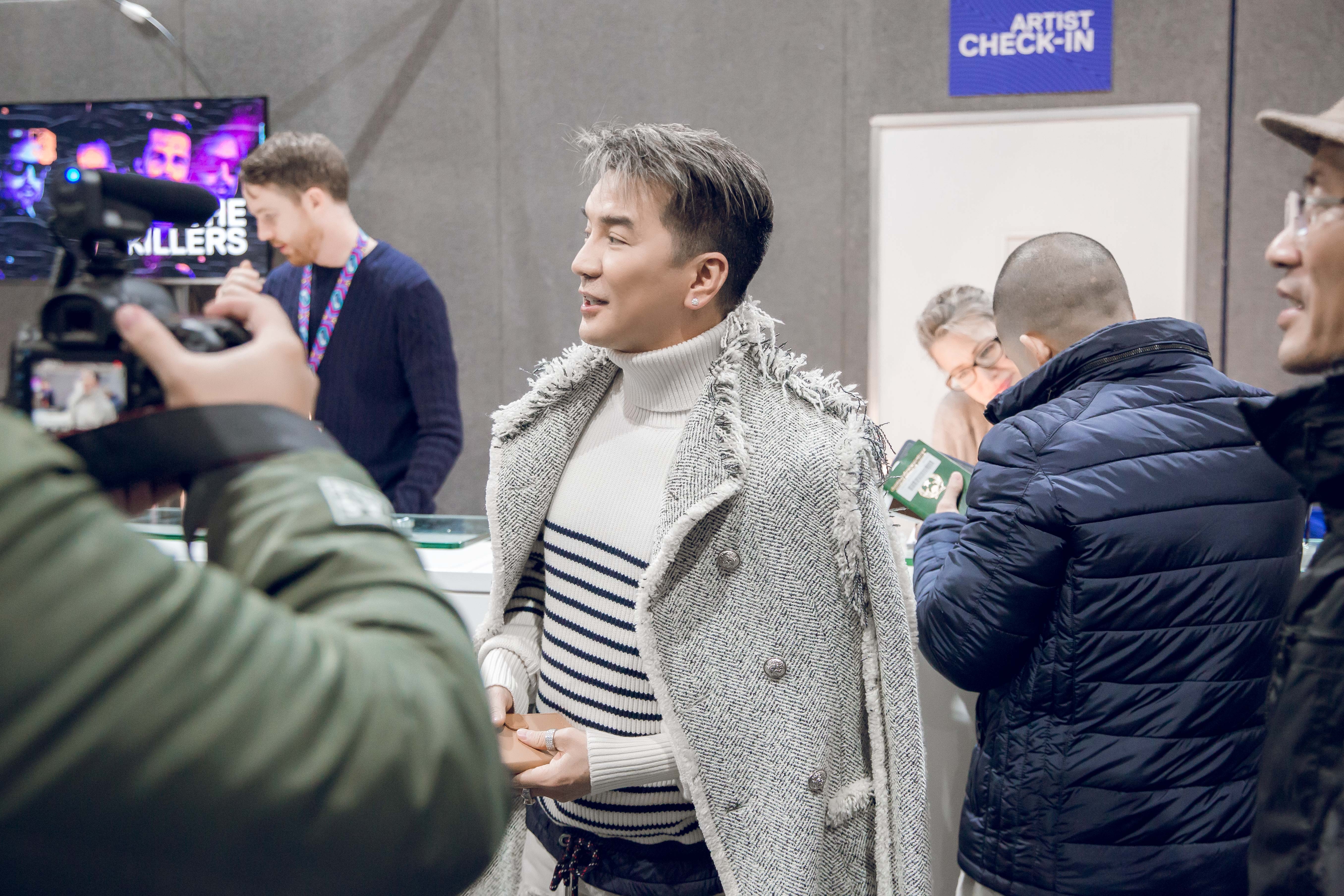 Dam Vinh Hung mang 80 kg do sang Anh anh 2